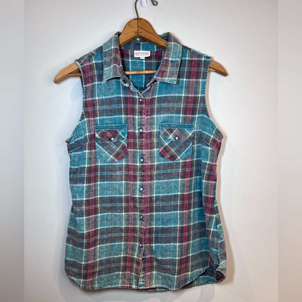 Shyanne plaid women’s snap vest size large 100% Cotten like new